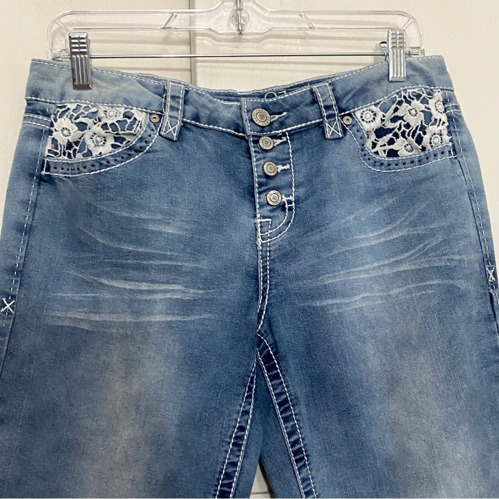 RUE21 crochet accents button fly mid rise Capri crop light wash jeans 9/10